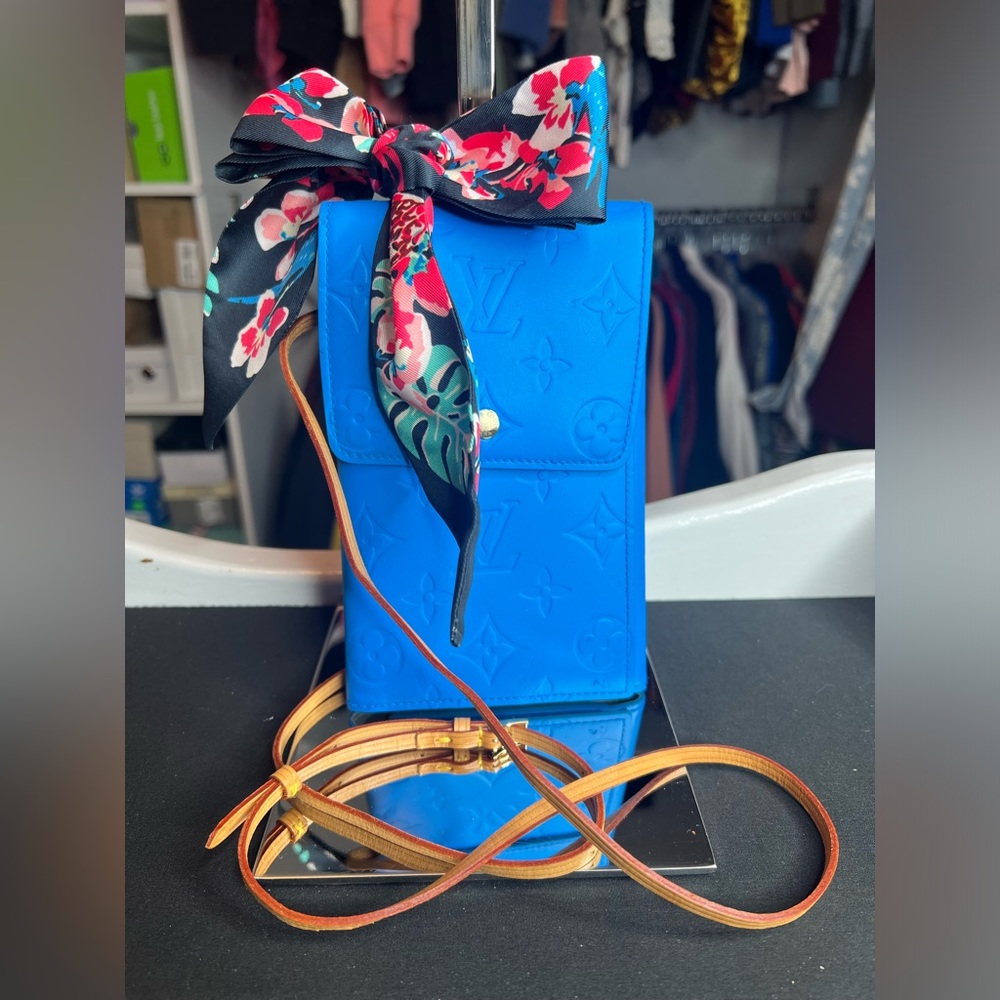 Authentic Louis Vuitton Monogram Vernis 
Walker Crossbody
